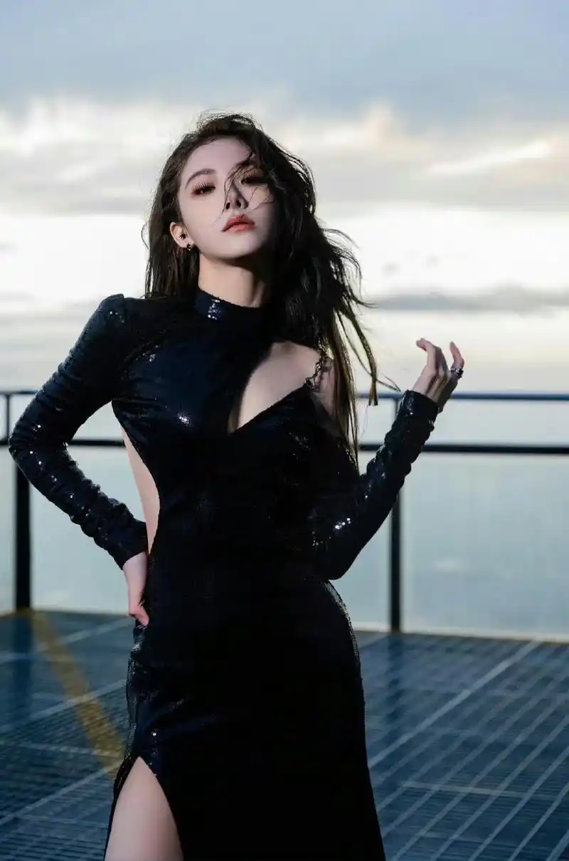喻言一袭黑裙,她的美让人惊艳不已!