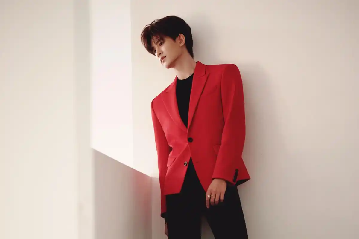 任嘉伦一身红色西装亮相,为寒冷的冬天注入了一抹炽热的色彩.