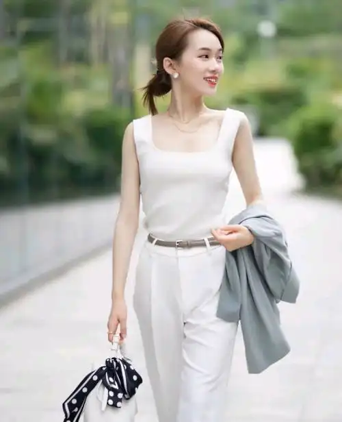 女人要学会打扮自己简单又有女人味的穿搭可以突出自身的魅力