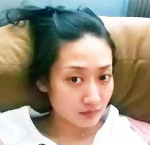 "黄海冰妻子"甄锡:嫁大12岁丈夫,5年生一双儿女,越活越美丽