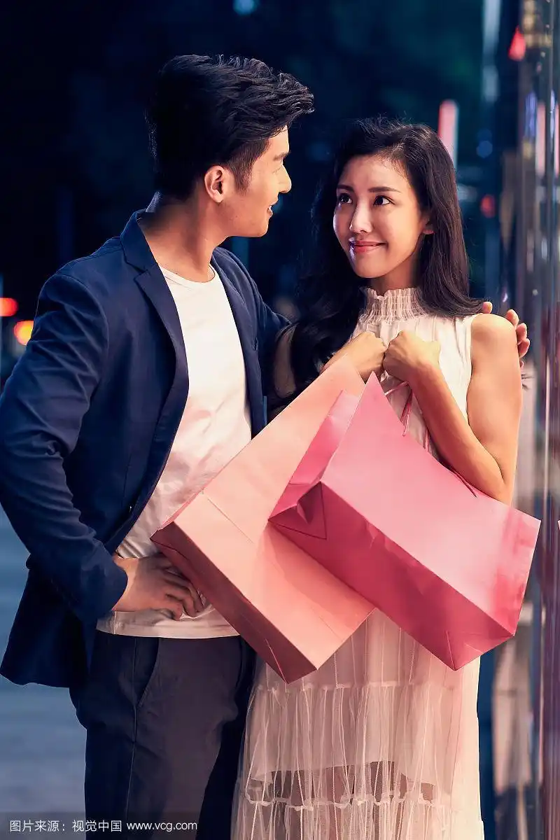 青年情侣逛街购物