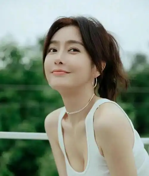 秦岚"钻石胸"大到兜不住,网友:好欲,好性感啊!