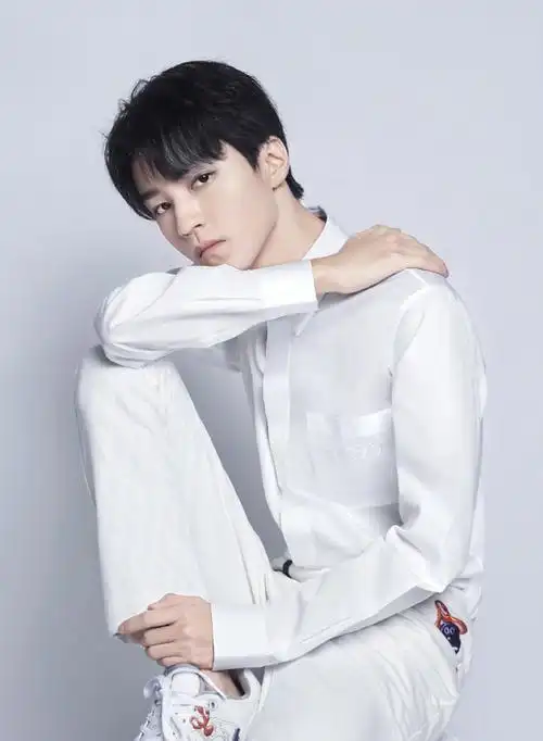 王俊凯白衬衫配挑染刘海