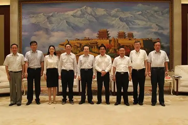 省长唐仁健会见中国华融党委书记,董事长赖小民一行,并共同见证中国