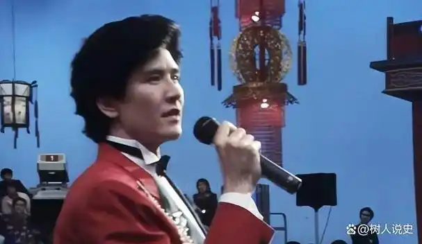 1987年第一次身穿红色小西装的费翔,作为第一位从台湾回到祖国的唱跳