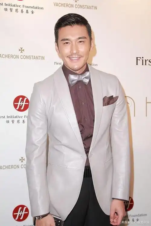 著名演员胡兵在个人社交账号上宣布恋情,并宣称自己已经与陪伴了自己