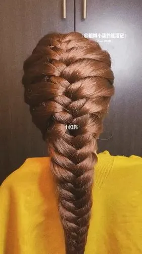 8步教你辫法式浪漫鱼骨辫文字教程:第一步,从头顶取一大缕头发.