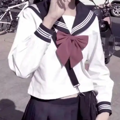 你能发一下你最喜欢的jk制服头像或者女生头像就是用手机遮挡住脸的