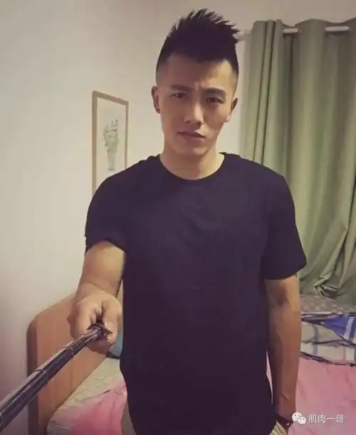 26岁北京肌肉男青筋暴露像被榨干了