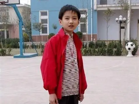 杨洋晒小时候军校童年照,面容稚嫩帅气,颜值在全班同学中很抢镜