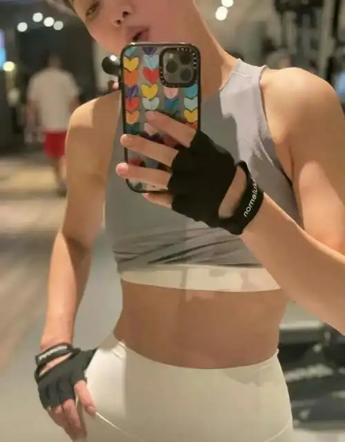 4月14日她又将自己每天健身打卡的两张照片分享到了网上,而她晒出的两