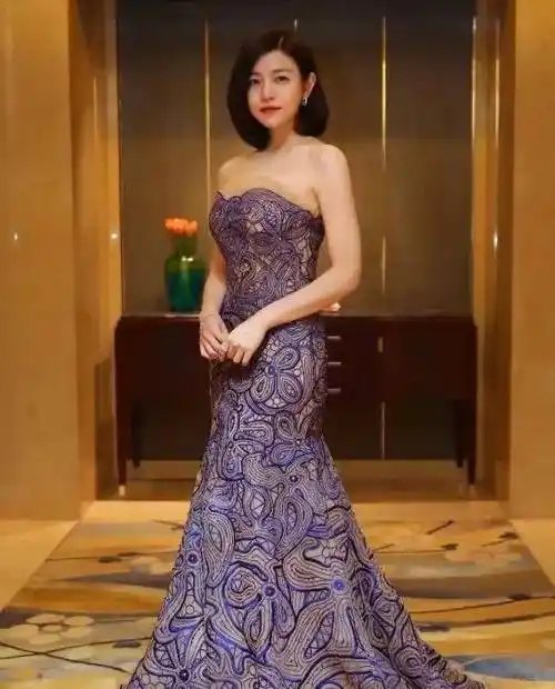 陈妍希罕见与老公陈晓亮相,穿抹胸裙像女王,小4岁的他像小跟班_活动