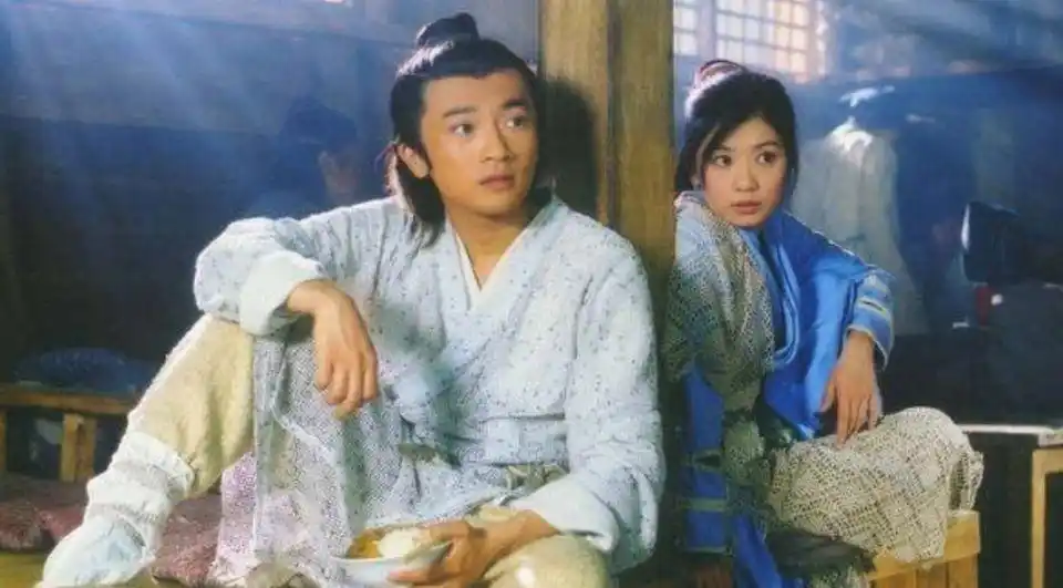 回忆杀!贾静雯苏有朋同框,苏有朋红配绿搭配,勇夺丑毛衣总冠军