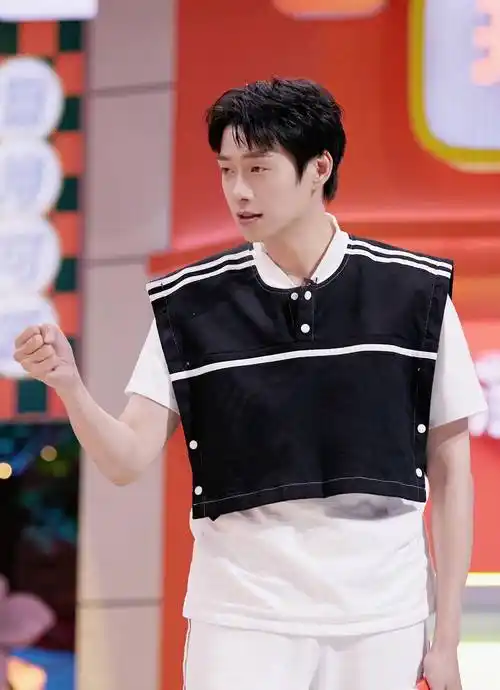 秦岚魏大勋雨中散步,感情稳定,给他们一点空间慢慢来嘛_侵权_男方