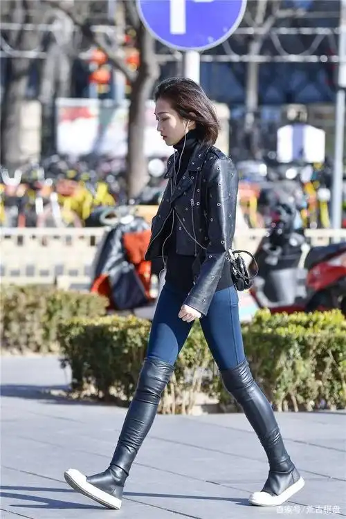 深蓝色修身牛仔裤,搭配黑色皮靴,苗条身材搭配才好看