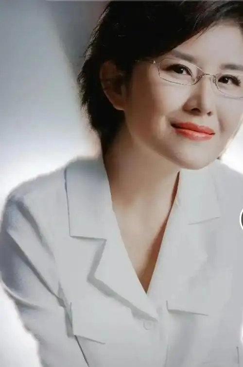 在央视一众的美女主持人中,王宁的长相并不算出众,她留着一头干净的