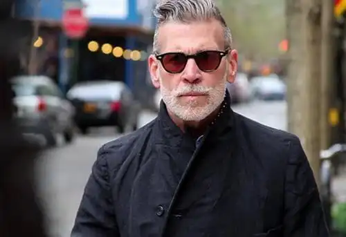 潮叔张双利的胡须是典型的o型胡,o型胡须容易给人留下成熟印象,锄满