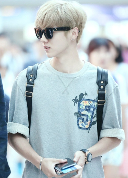 鹿晗把直播变成了吃播,一头黄发难掩脸部发福,被指像胖版尹正