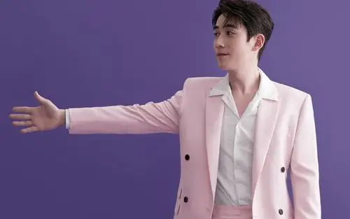 朱一龙粉色西装帅气写真桌面壁纸