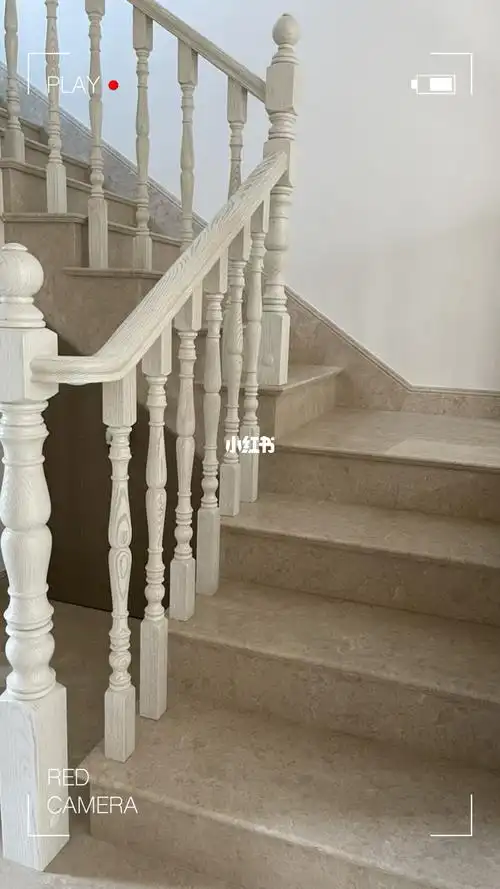 大理石也需要实木扶手的温暖