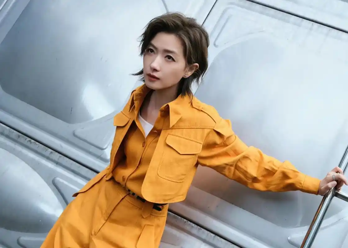 喜欢短发的万茜,连体裤的造型衬托出她越来越高级的御姐气质