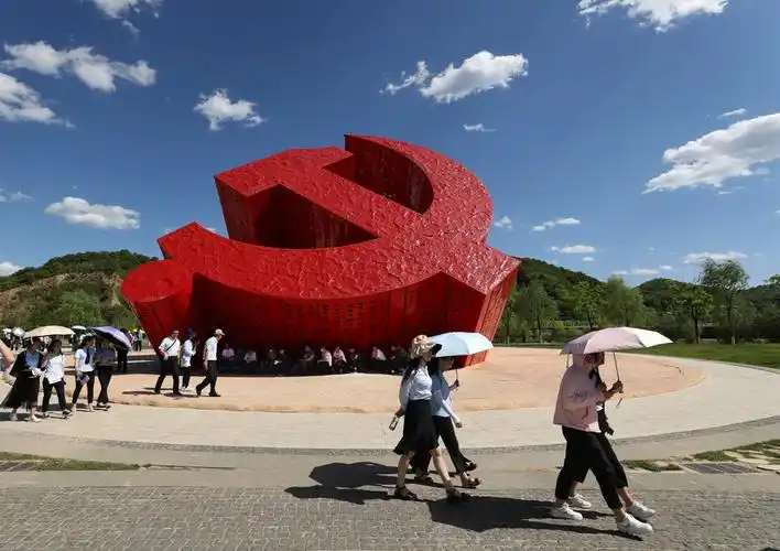 延安市宝塔区南泥湾镇党徽广场.雷声摄