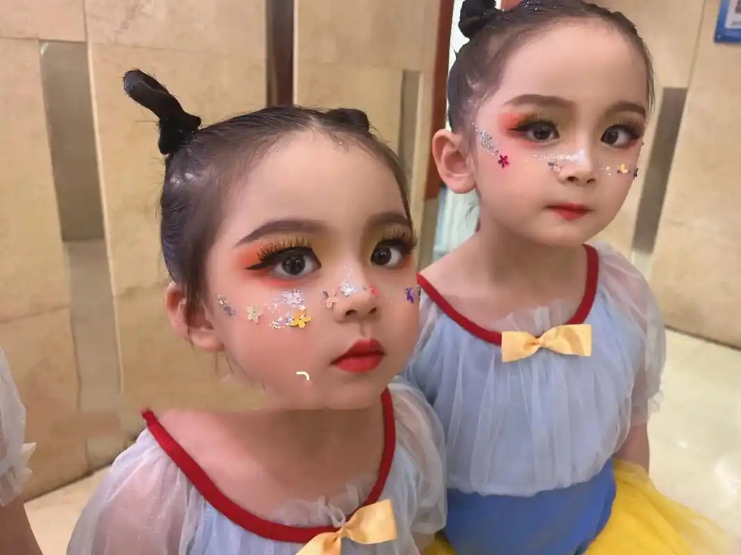 儿童舞台妆可爱 白雪公主儿童舞台妆…真真是太可爱了