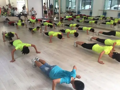 学生跟着音乐做有节奏的俯卧撑,整齐如一!