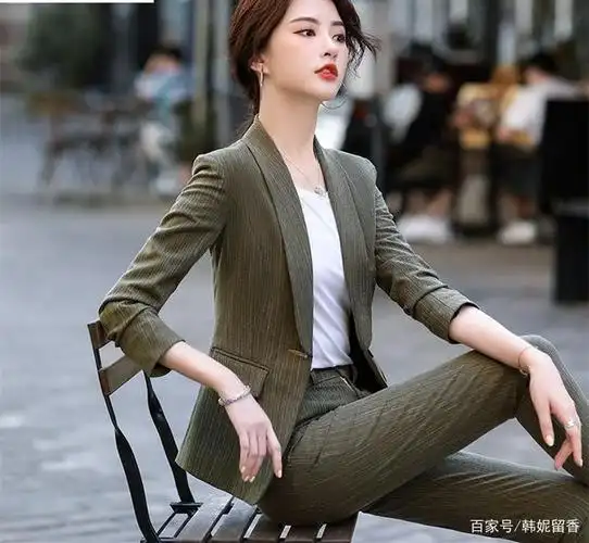 西装套装亮相,简约大气,天仙般的造型可是迷倒无数人.