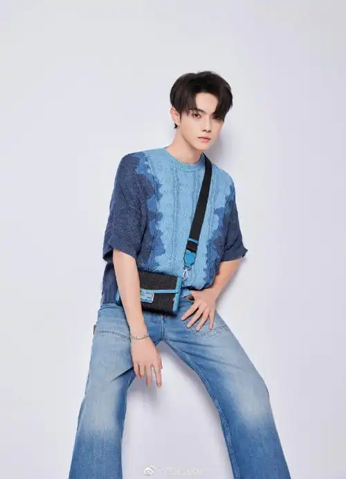 许凯蓝色拼接毛衣造型