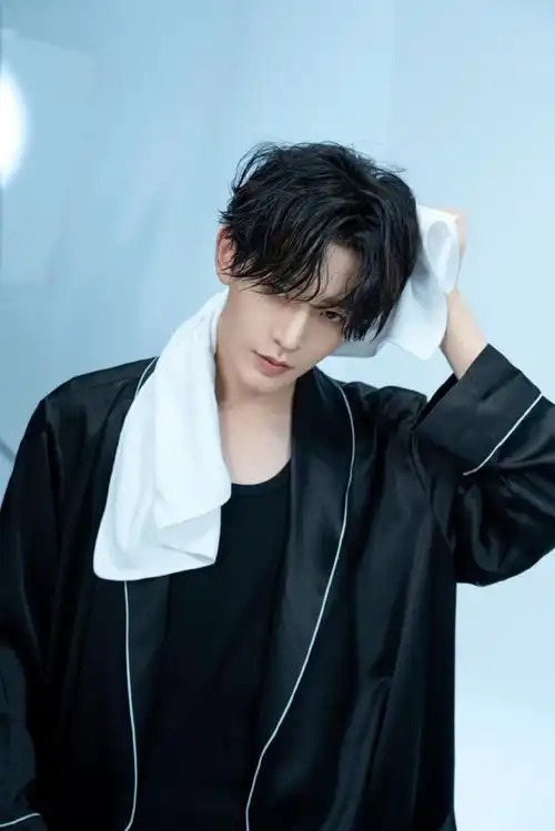 邓为白衬衫扯领带