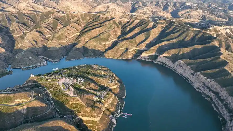 月20日在内蒙古鄂尔多斯市准格尔旗拍摄的黄河大峡谷(无人机全景照片)