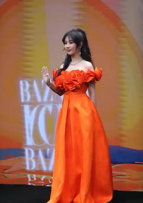 时尚芭莎红毯:赵丽颖的背,杨颖的腿,热巴的锁骨,杨紫的嘴_礼服_身材