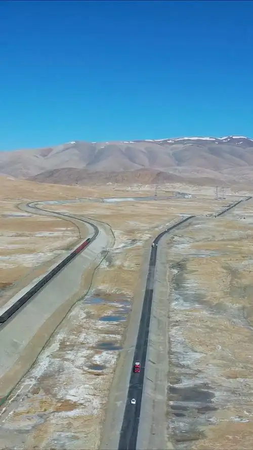 航拍可可西里无人区,看青藏铁路与青藏公路同框