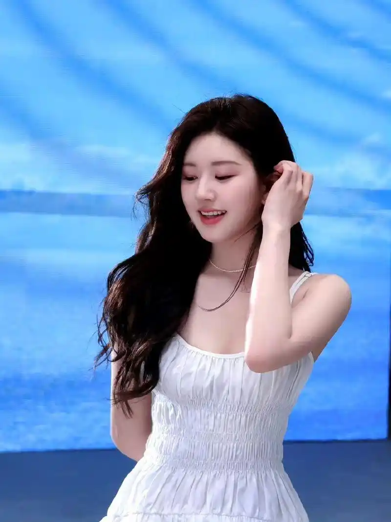 赵露思穿小香风抹胸秀曲线,波浪卷发氛围感十足