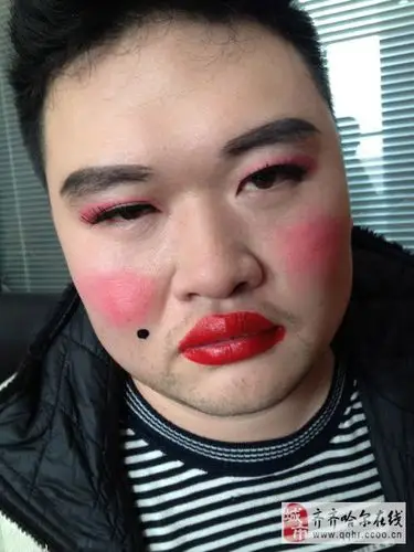 男扮女装的搞笑青年