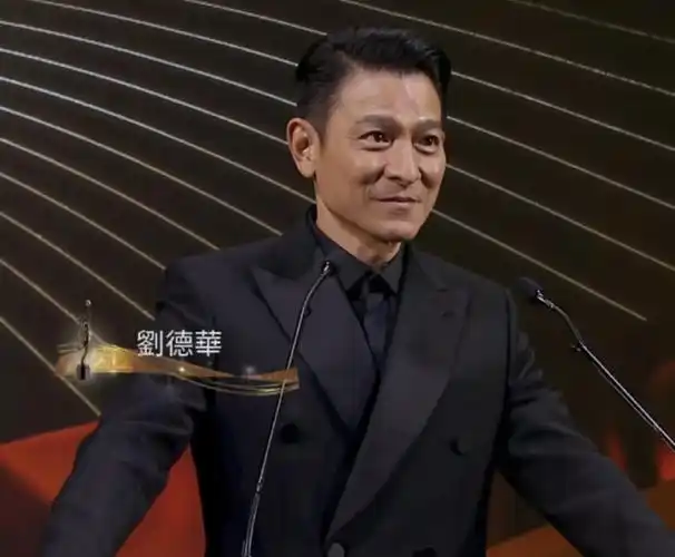 金像奖:刘德华说话硬咽颁奖,张婉婷忍悲痛坚强上台领奖