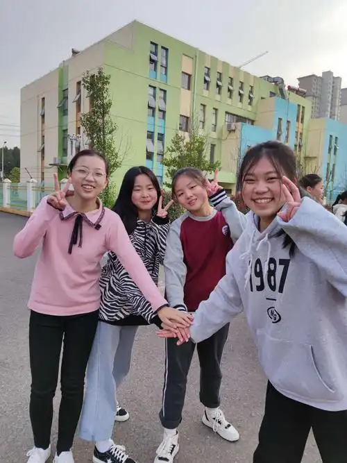 四人一小组,我们共同努力,加油!