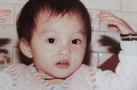 张韶涵发童年照庆祝35岁 双手高举十分可爱(4)_明星八卦_台海网