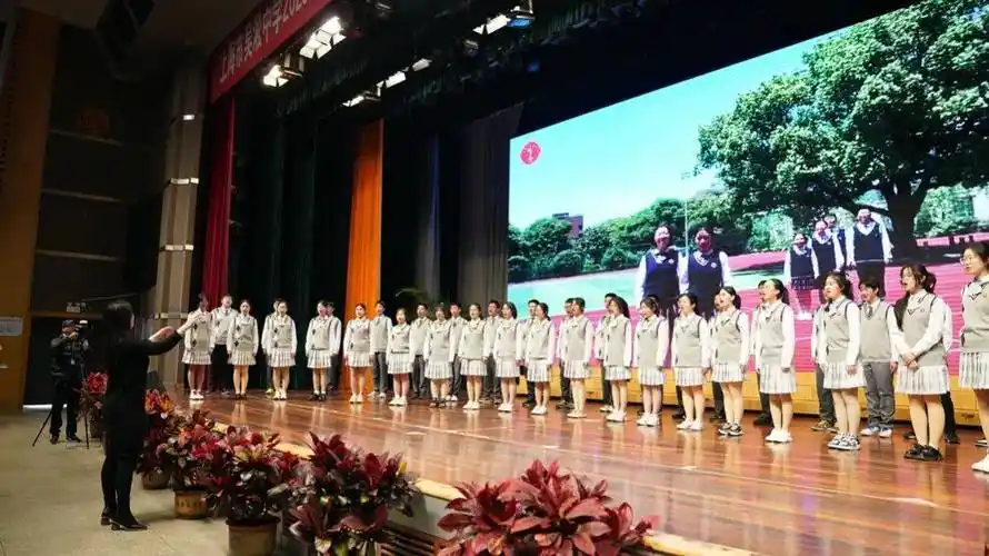 吴淞中学全体师生带着对新学期的无限憧憬,举行"熠熠百年志在高远