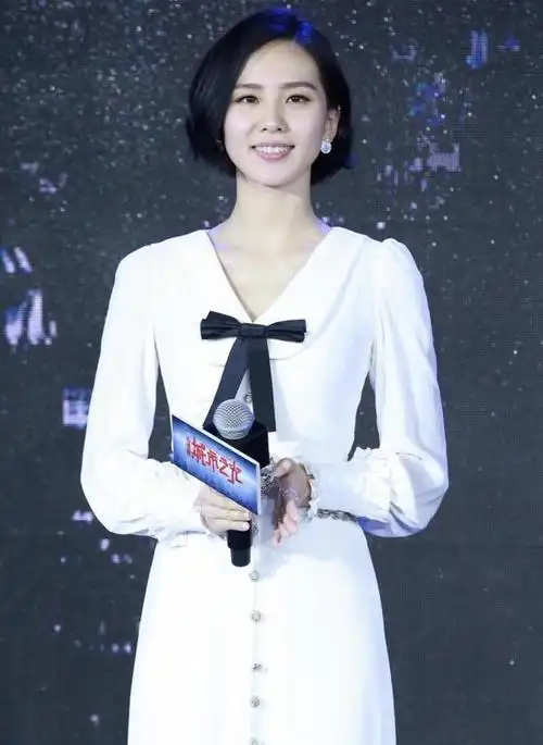 刘诗诗剪短发后更优雅了,穿白色连衣长裙亮相,吴奇隆娶到她真好