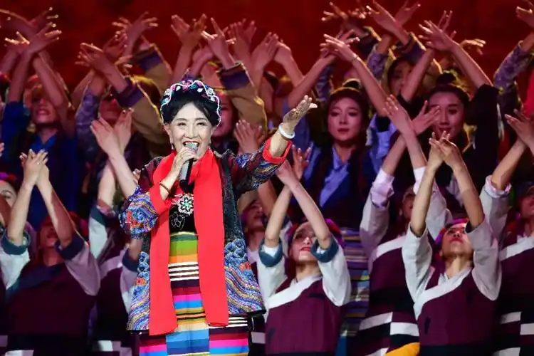 纪念西藏民主改革60周年主题歌舞晚会隆重举行 吴英杰