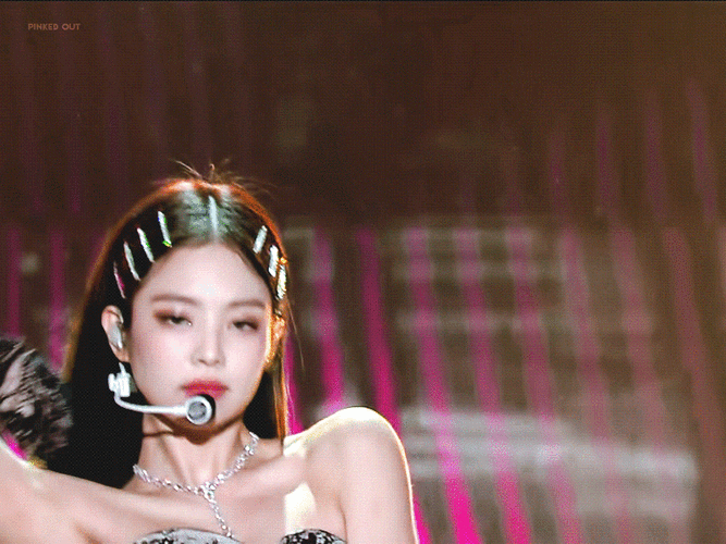 不混韩圈路人看法觉得jennie的solo,和lisa的attention