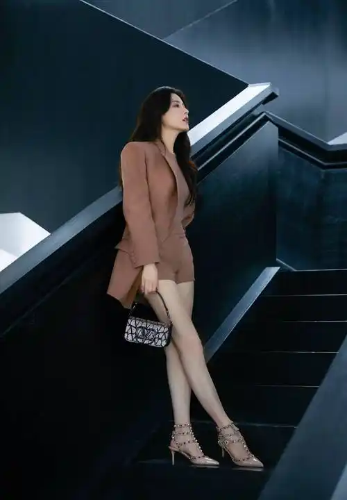 曾黎灰色职业装大长腿性感写真