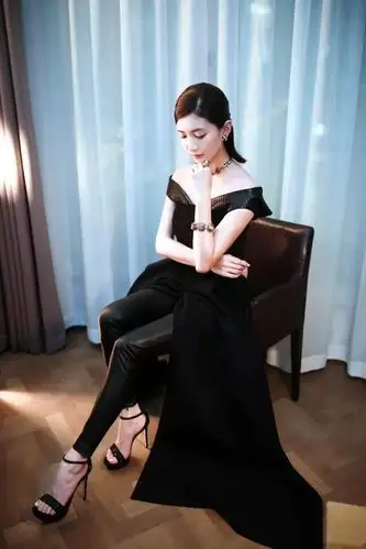 江疏影烈焰红唇高跟美腿