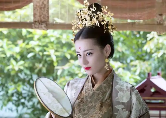 迪丽热巴暗黑玫瑰路透太惊艳!和陈飞宇合作新剧引热议,期待了!