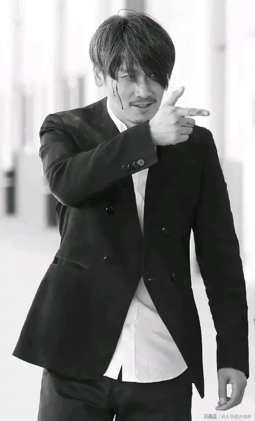 周铁弹着吉他唱着歌露着白牙笑呵呵