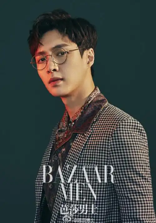 张艺兴# 期待已久的芭莎男士5月刊终于出炉,这是艺兴第一次登上准