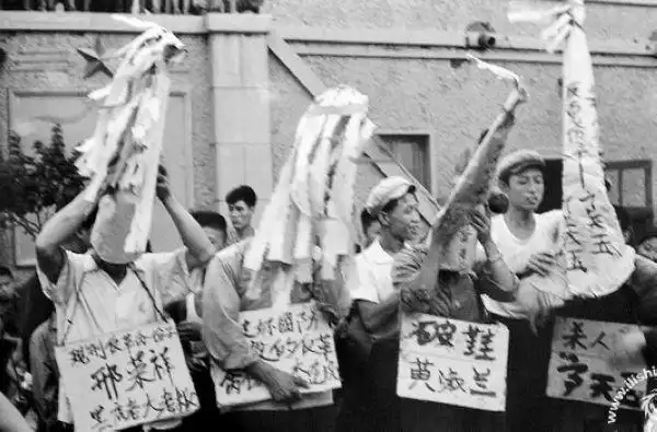 老照片:"生活不检点"的下场 文革批斗"破鞋"现场照(组图)