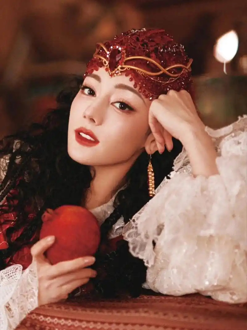 迪丽热巴的舞台|红石榴汁妆 喜气洋洋的歌舞舞台上,适合浓郁明艳的